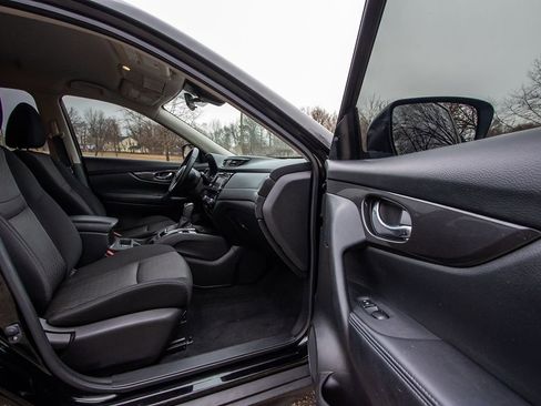 Used 2020 Nissan Rogue SV w/ Premium Package image 18