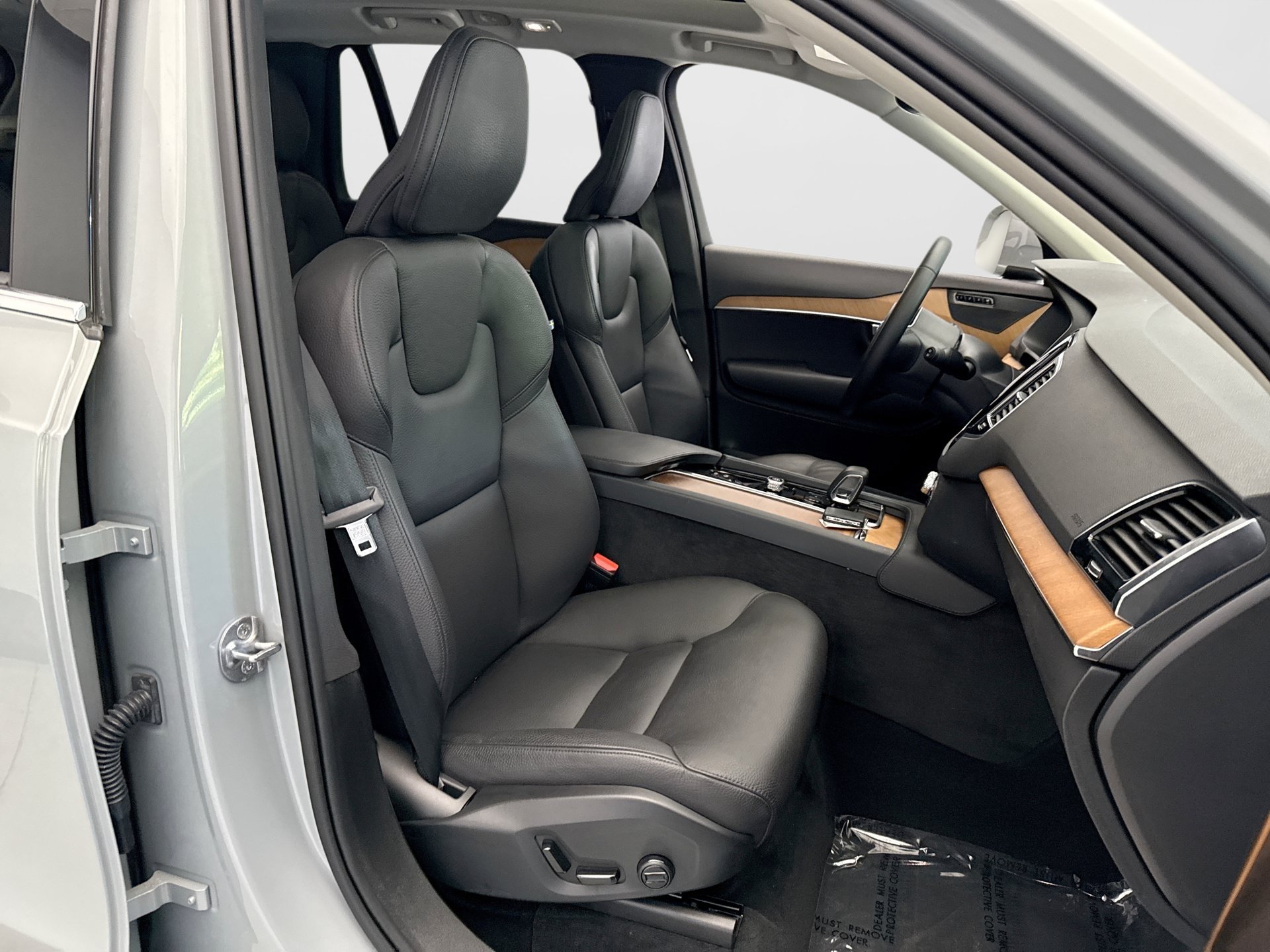 Used 2024 Volvo XC90 T8 Plus w/ Protection Package Premier AWD/4WD image 17