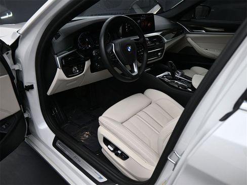 Used 2021 BMW 530i 530i w/ Premium Package image 2