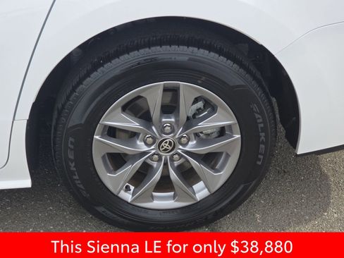 Used 2025 Toyota Sienna LE image 41
