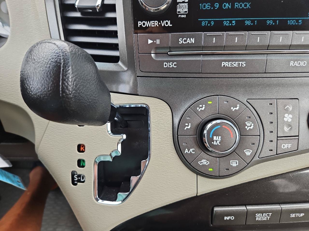 Used 2011 Toyota Sienna LE FWD image 29