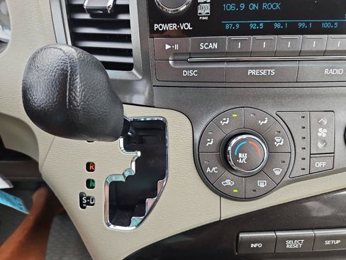 Used 2011 Toyota Sienna LE FWD image 29