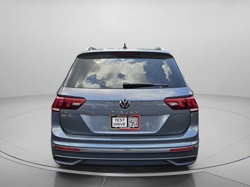 Used 2023 Volkswagen Tiguan SE w/ Panoramic Sunroof Package FWD image 4