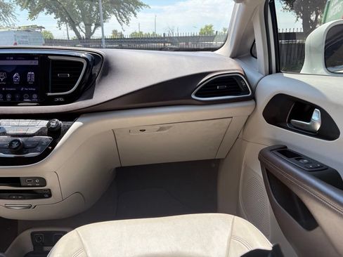 Used 2020 Chrysler Pacifica Touring-L Plus w/ Advanced Safetytec Group FWD image 9