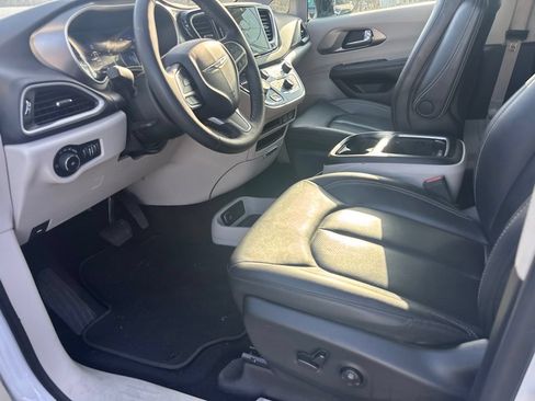 Used 2024 Chrysler Pacifica Touring-L FWD image 9