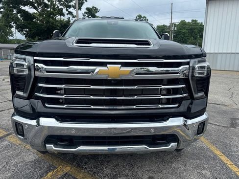 Used 2025 Chevrolet Silverado 3500 LTZ w/ LTZ Convenience Package AWD/4WD image 2