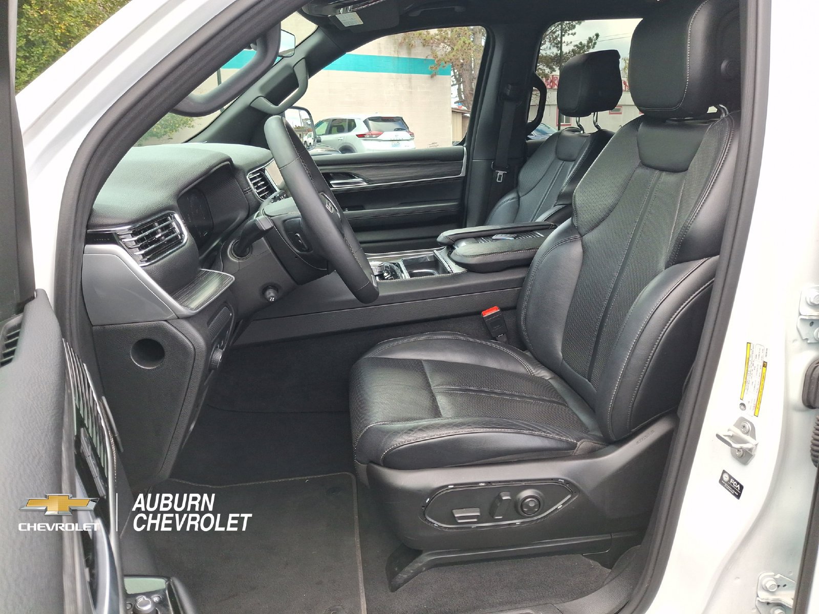 Used 2024 Jeep Wagoneer L Series III AWD/4WD image 17