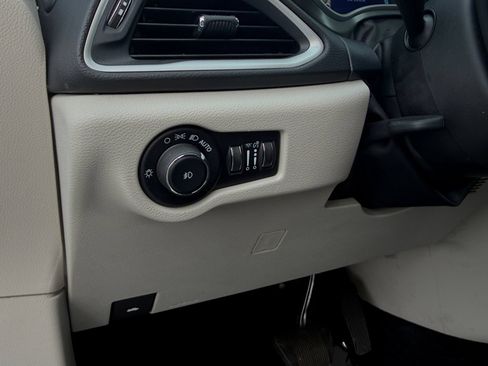 Used 2024 Chrysler Pacifica Touring-L FWD image 25