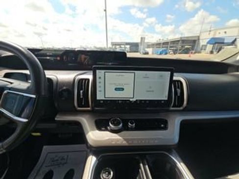 Used 2025 Ford Expedition Active AWD/4WD image 3