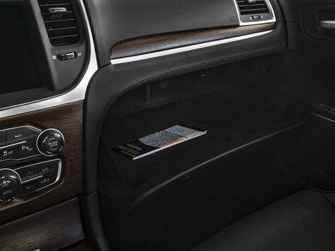 Used 2017 Chrysler 300 C Platinum w/ Safetytec Plus Group AWD/4WD image 17