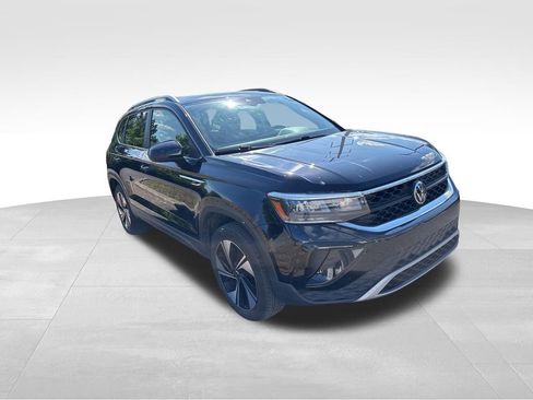 Used 2023 Volkswagen Taos SE w/ Panoramic Sunroof Package AWD/4WD image 4