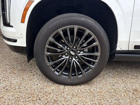 Certified 2025 Cadillac Escalade ESV Sport Platinum w/ LPO, Floor Liner Package AWD/4WD image 34