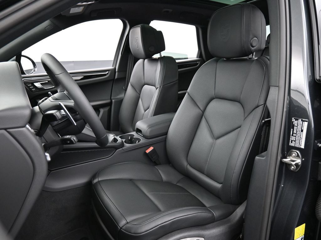 Certified 2026 Porsche Macan AWD/4WD image 5