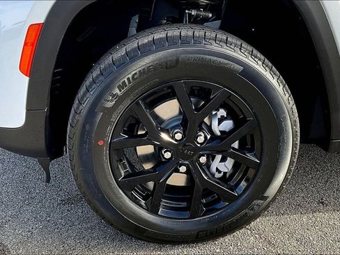 New 2025 Jeep Grand Cherokee 4WD image 12