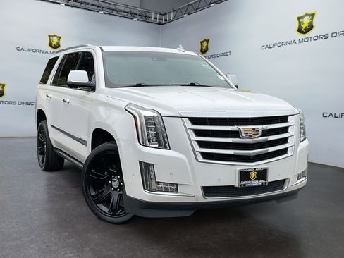 Used 2017 Cadillac Escalade Premium Luxury RWD image 3