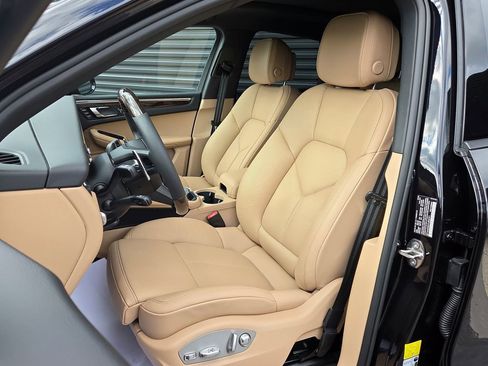 Certified 2026 Porsche Macan image 5