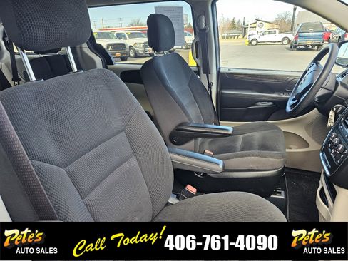 Used 2019 Dodge Grand Caravan SE w/ UConnect Hands-Free Group image 17