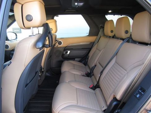 Used 2023 Land Rover Discovery Metropolitan Edition AWD/4WD image 15