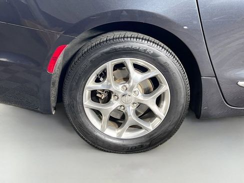Used 2019 Chrysler Pacifica Limited FWD image 40