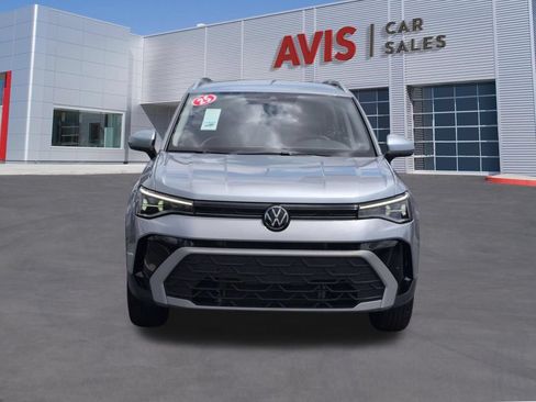 Used 2025 Volkswagen Taos SE AWD/4WD image 2