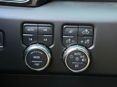Used 2024 GMC Sierra 2500 AT4 w/ AT4 Premium Plus Package AWD/4WD image 8