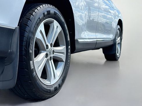 Used 2012 Toyota Highlander Limited w/ Tow Pkg AWD/4WD image 9