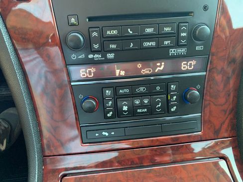 Used 2011 Cadillac Escalade Luxury RWD image 32
