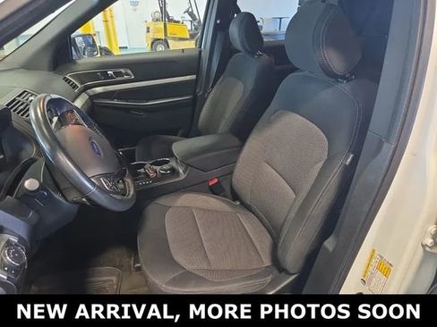Used 2017 Ford Explorer XLT w/ Equipment Group 201A image 5