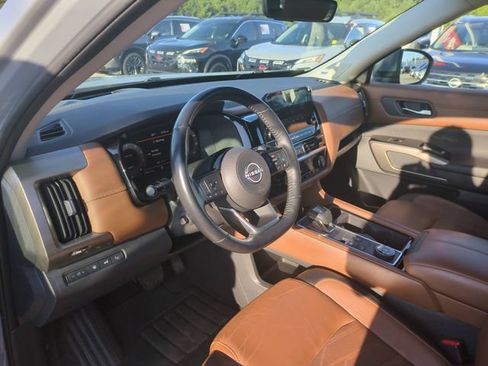 Used 2023 Nissan Pathfinder Platinum w/ Lighting Package (N92) AWD/4WD image 15