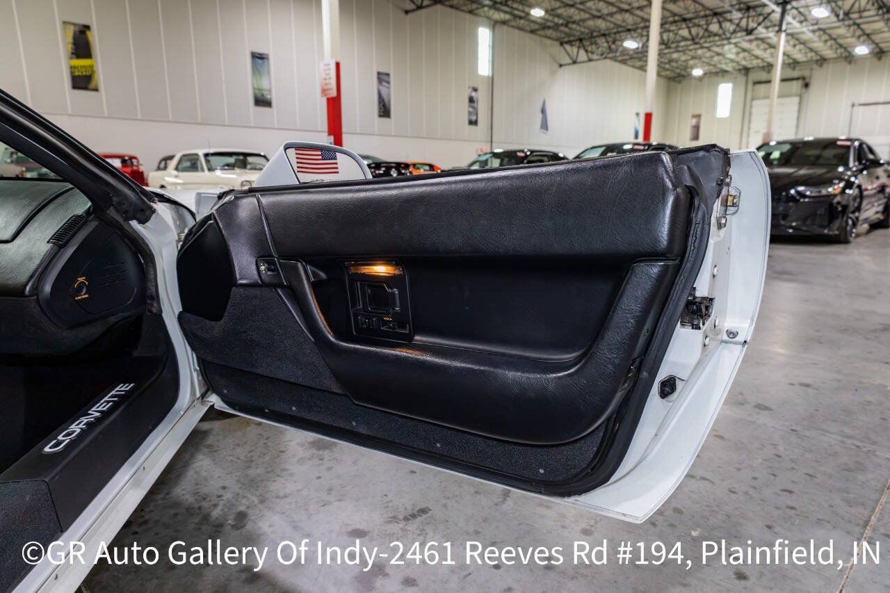 Used 1992 Chevrolet Corvette Coupe RWD image 30