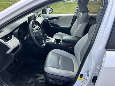 Used 2021 Toyota RAV4 XLE Premium image 23