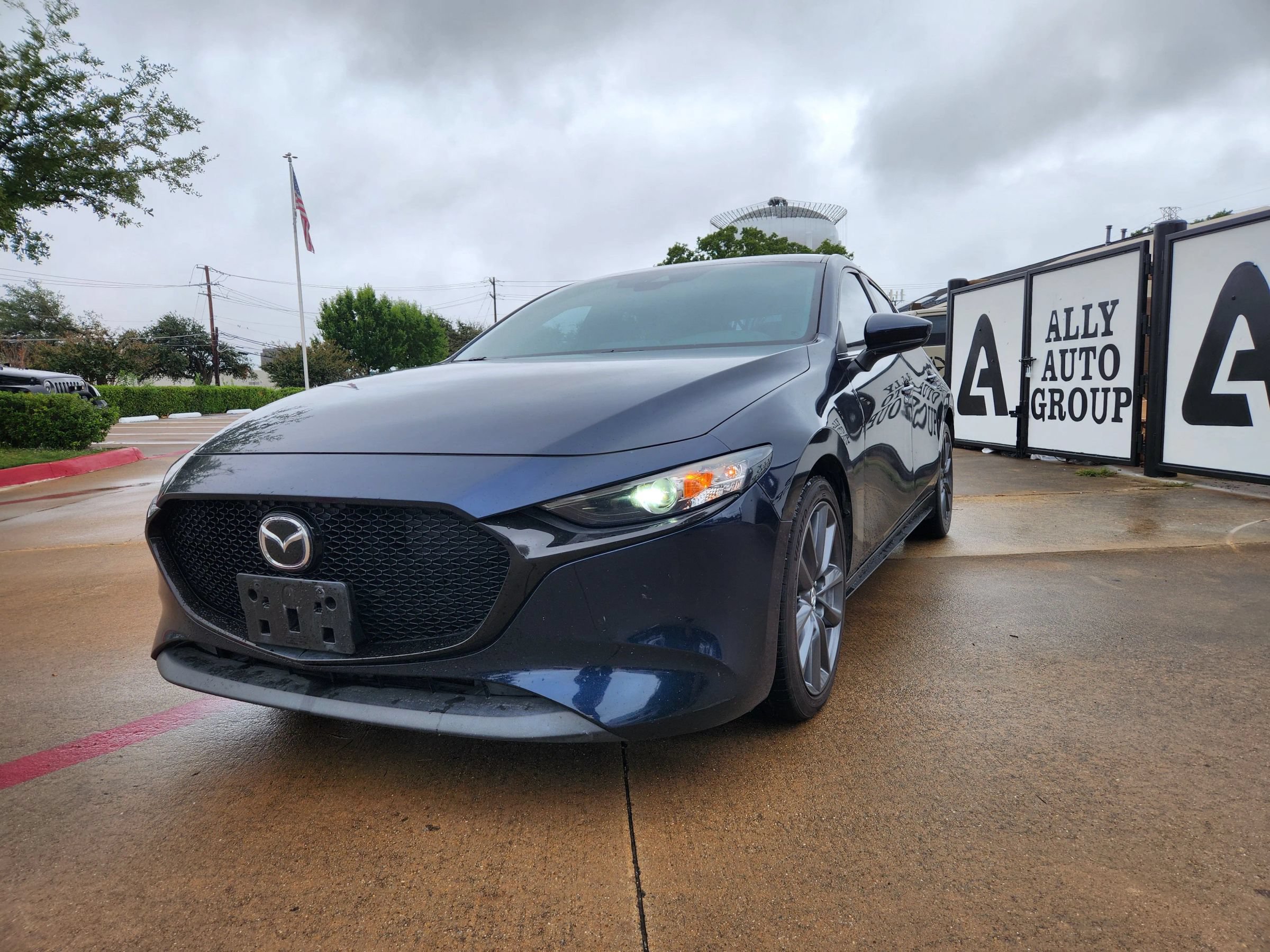 Used 2020 MAZDA MAZDA3 Hatchback w/ Preferred Package FWD image 1