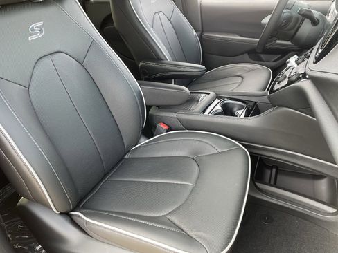 New 2026 Chrysler Pacifica Limited w/ S Appearance Package image 10