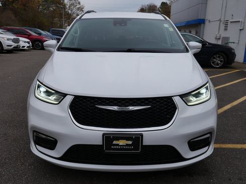 Used 2022 Chrysler Pacifica Touring-L image 3