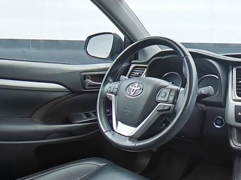 Used 2019 Toyota Highlander XLE AWD/4WD image 18