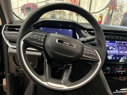 Certified 2023 Jeep Grand Cherokee Laredo w/ Luxury Tech Group I image 19