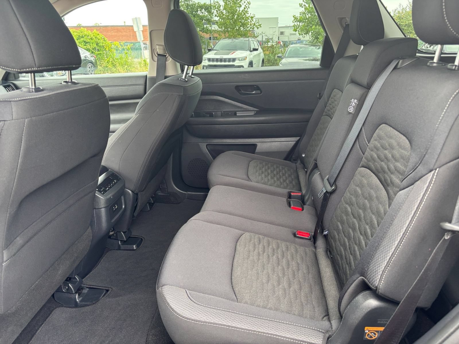 Used 2025 Nissan Pathfinder SV FWD image 25