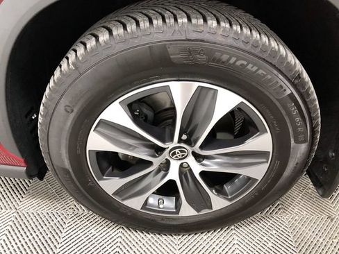 Used 2021 Toyota Highlander XLE AWD/4WD image 30