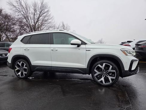 Used 2022 Volkswagen Taos SEL w/ Panoramic Sunroof Package image 3