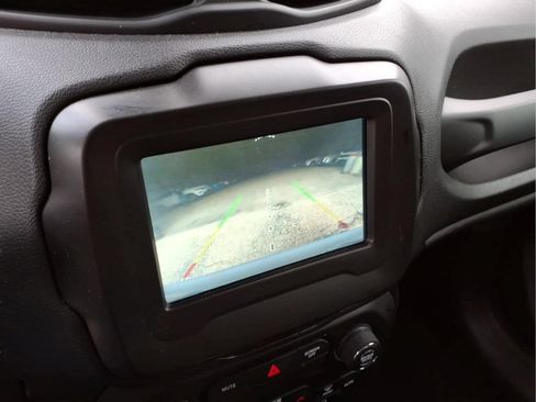 Used 2019 Jeep Renegade Latitude w/ Cold Weather Group AWD/4WD image 10