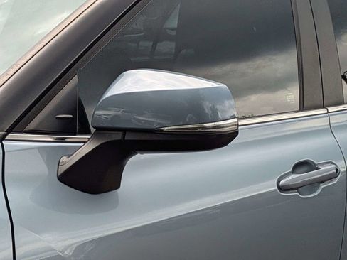 Used 2023 Toyota Highlander XLE FWD image 11