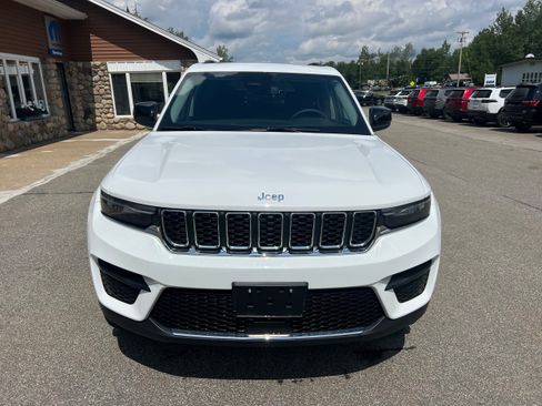 Used 2023 Jeep Grand Cherokee Laredo w/ Luxury Tech Group I AWD/4WD image 2
