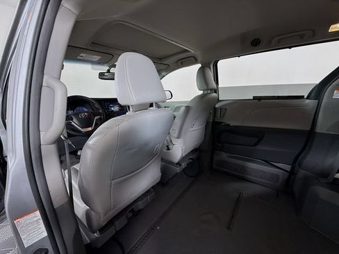 Used 2016 Toyota Sienna XLE FWD image 10
