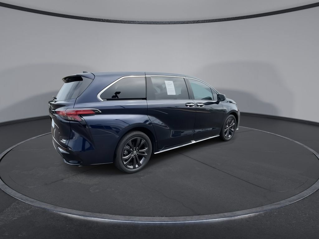 Used 2024 Toyota Sienna XSE FWD image 9