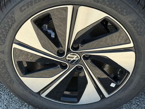 New 2025 Volkswagen Taos SE image 12