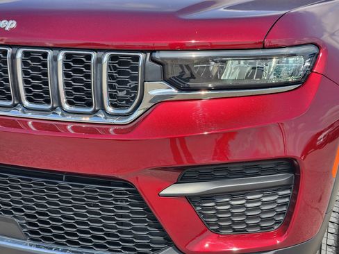 Used 2025 Jeep Grand Cherokee Laredo X w/ Luxury Tech Group I AWD/4WD image 8