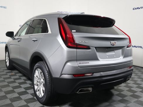 Used 2023 Cadillac XT4 Luxury w/ Cold Weather Package FWD image 9