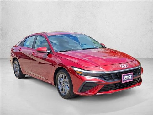 Used 2024 Hyundai Elantra SEL FWD image 3