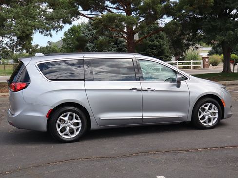 Used 2017 Chrysler Pacifica Touring-L w/ Tire & Wheel Group FWD image 4