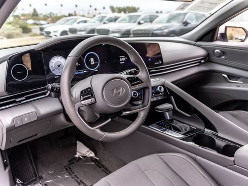 Used 2025 Hyundai Elantra SEL FWD image 16